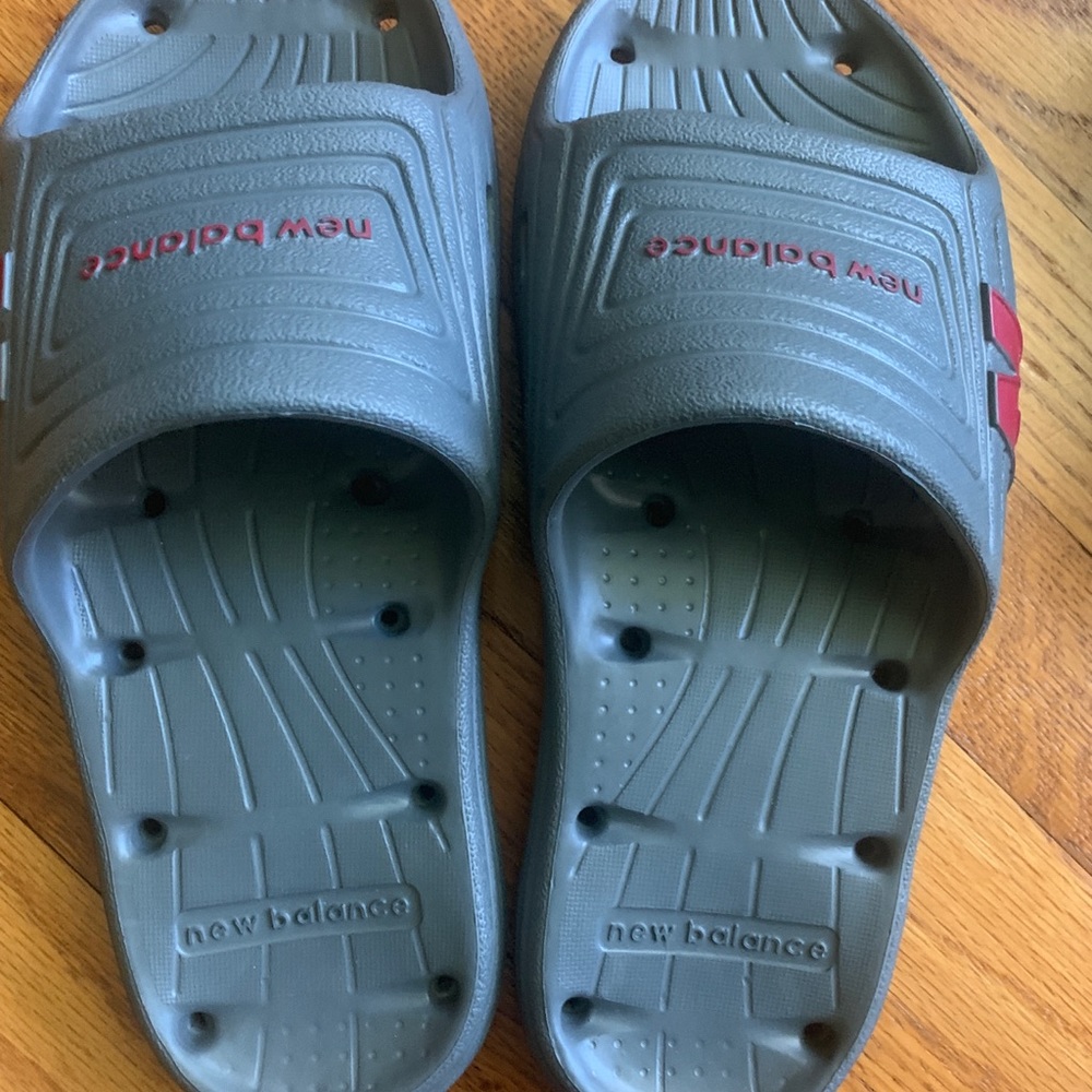 MENS Size 8 NEW BALANCE SLIDES